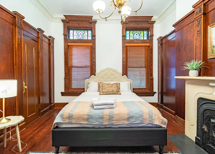 Luxurious Classic Gold Coast For 12 Guests Villa