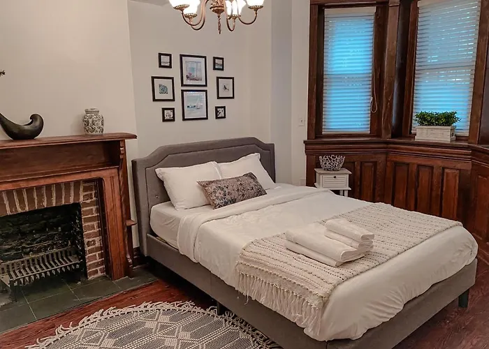 Luxurious Classic Gold Coast For 12 Guests