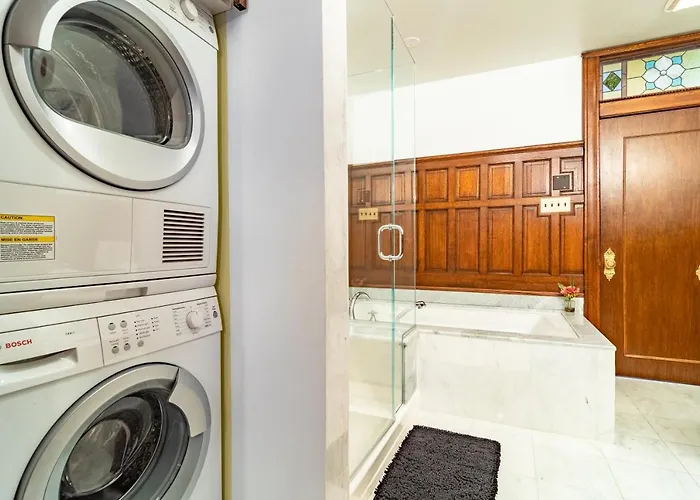 Luxurious Classic Gold Coast For 12 Guests *