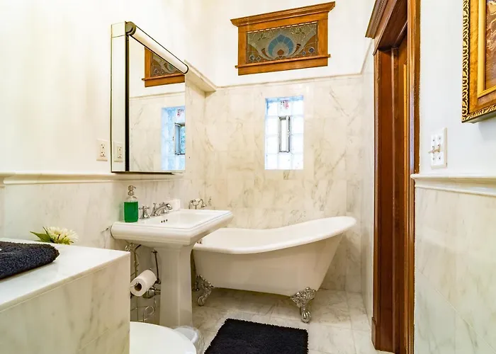 Luxurious Classic Gold Coast For 12 Guests Chicago