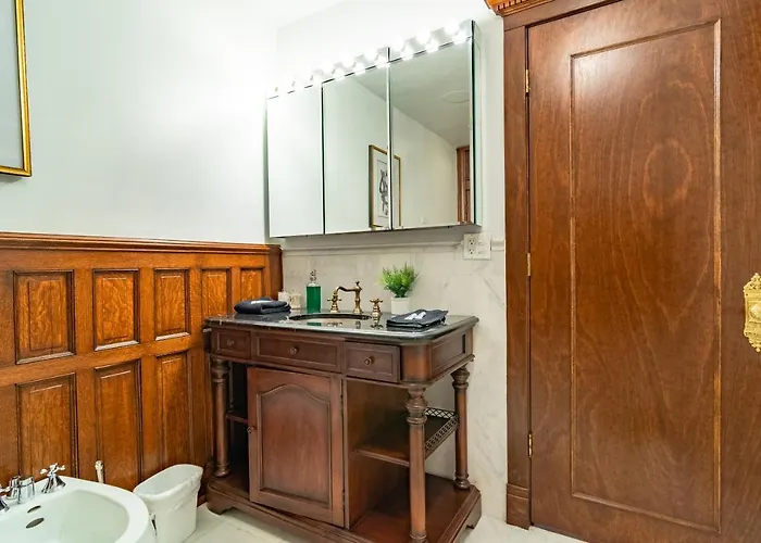 Luxurious Classic Gold Coast For 12 Guests *