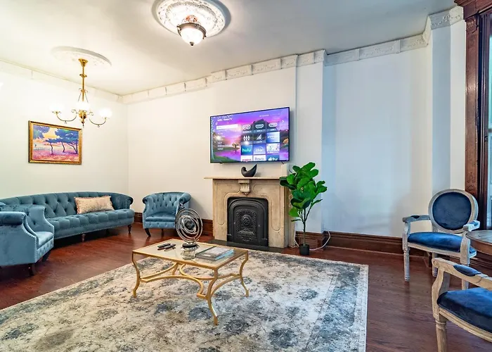Luxurious Classic Gold Coast For 12 Guests