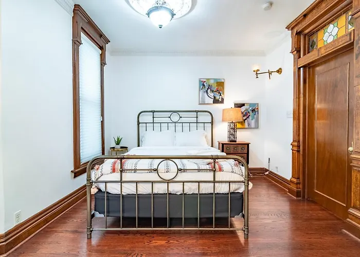 Luxurious Classic Gold Coast For 12 Guests Villa