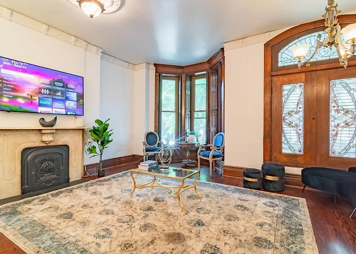 Luxurious Classic Gold Coast For 12 Guests Villa