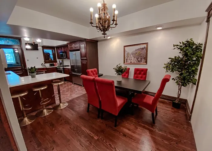 Luxurious Classic Gold Coast For 12 Guests Villa Chicago