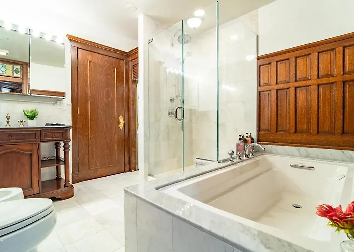 Luxurious Classic Gold Coast For 12 Guests Chicago