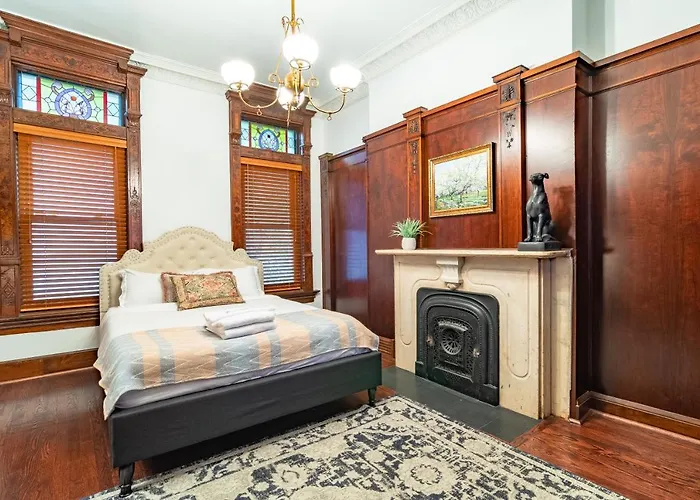 Luxurious Classic Gold Coast For 12 Guests *