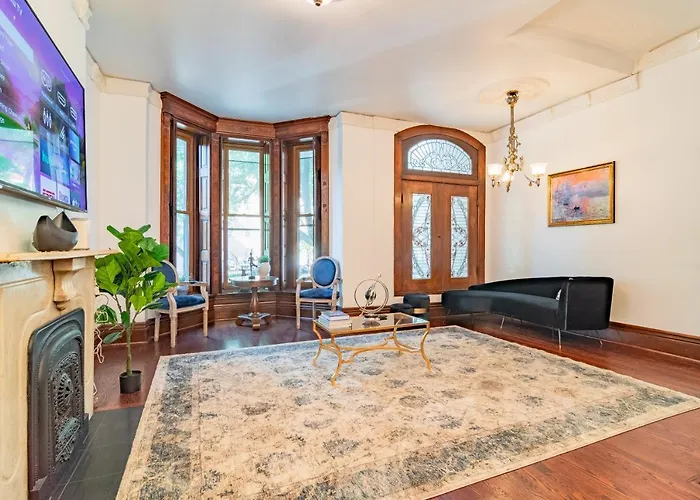Luxurious Classic Gold Coast For 12 Guests Villa *