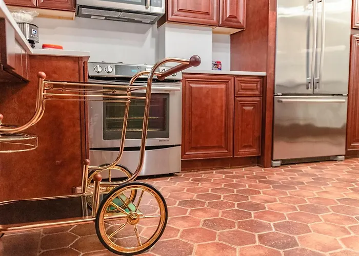 Luxurious Classic Gold Coast For 12 Guests Chicago